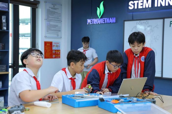 Trong giáo dục, Chính phủ nêu nhiệm vụ mở rộng học thực hành, trải nghiệm STEM/STEAM; đưa tiếng Anh trở thành ngôn ngữ thứ hai trong trường học; đưa việc dạy và học robot, trí tuệ nhân tạo vào chương trình giáo dục phổ thông