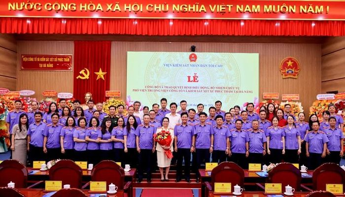  Khách mời và tập thể lãnh đạo, công chức, viên chức Viện phúc thẩm 2 chụp ảnh lưu niệm cùng đồng chí tân Phó Viện trưởng Viện Phúc thẩm 2.