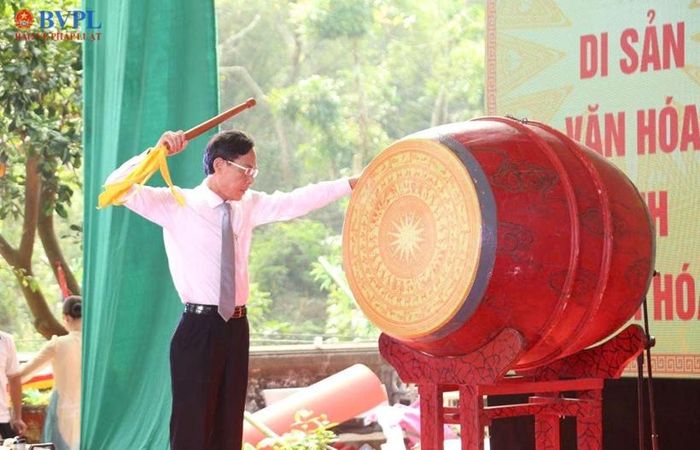 Phó Chủ tịch UBND tỉnh Thanh Hóa Đầu Thanh Tùng đánh hồi trống khai hội.