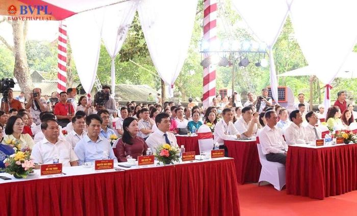 Các đại biểu cùng đông đảo người dân tham gia lễ hội Đền Bà Triệu năm 2026.