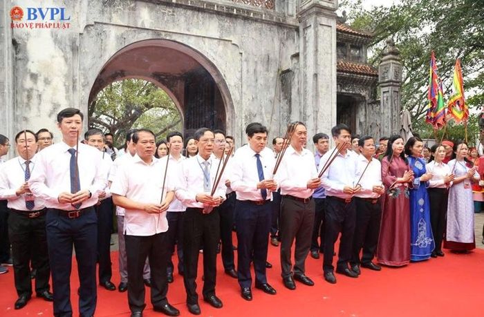 Các đồng chí lãnh đạo tỉnh và đại biểu trong nghi lễ tấu trình chúc văn và dâng hương dâng hương kính cáo Anh hùng dân tộc Triệu Thị Trinh.