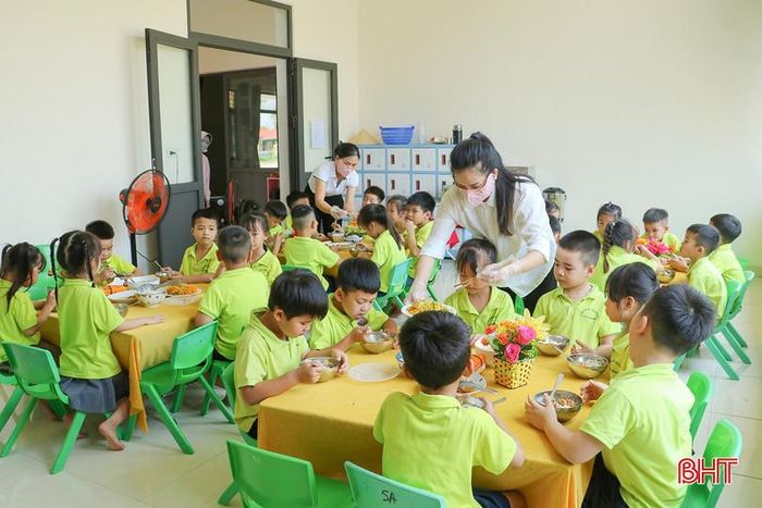 Việc tổ chức bữa ăn bán trú ở Trường Mầm non Cẩm Quang được thực hiện bài bản.