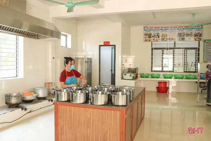 Khu vực bếp ăn được bố trí gọn gàng, ngăn nắp, tránh việc lây nhiễm chéo.