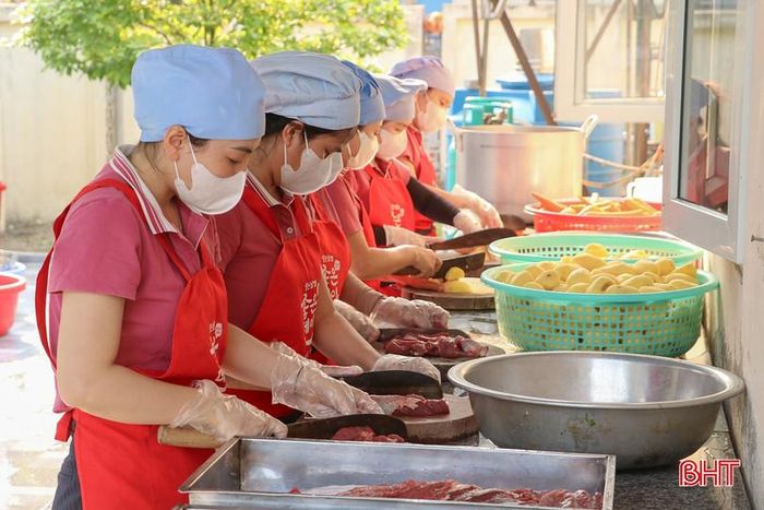 Sự tận tâm, trách nhiệm trong từng khâu chế biến là yếu tố quan trọng để đảm bảo bữa ăn an toàn cho trẻ.