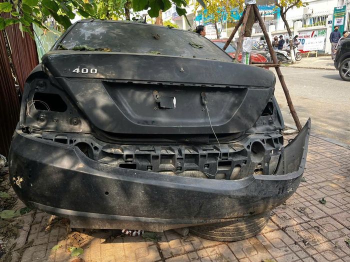 Chiếc Mercedes-Benz S400 lúc mới ra mắt vào năm 2014 có giá khoảng 4 tỷ đồng. Xe đã hư hại nặng nề, nắp capo và cản sau bị bung ra, móp méo nghiêm trọng. Cụm đèn trước, sau xe cùng với gương chiếu hậu đã không còn. Lốp trước xẹp, lốp sau bị tháo rời, động cơ ngập trong lá, dị vật.