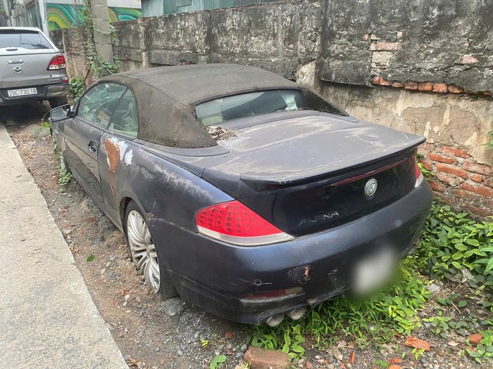 Đây là chiếc xe sang hiệu BMW cũng ở trong tình trạng bị bỏ hoang. Chiếc xe BMW Alpina B6 Cabrio là dòng xe mui trần hạng sang hiệu suất cao. Chiếc xe này thuộc hàng "siêu hiếm" không chỉ tại Việt Nam mà còn trên thế giới. Thời điểm 2006-2008, xe được nhập khẩu về Việt Nam có giá trên 5 tỷ đồng. Theo tài liệu, chỉ có 210 chiếc xe được sản xuất thủ công trên toàn thế giới.