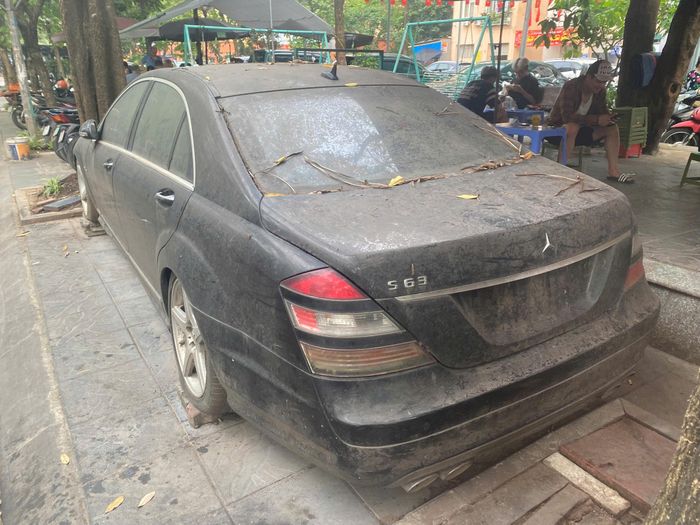 Tại đường Nguyễn Thị Thập (Hà Nội) cũng xuất hiện chiếc xe Mercedes-AMG S63 từng có giá 7 tỷ đồng đã bị bỏ hoang hơn 10 năm. Ngoại thất xe đã xuống cấp nghiêm trọng. Nước sơn bị xỉn màu, phủ một lớp bụi dày. Cản trước đã bám đất cát suốt nhiều năm nên không bị rửa trôi dù có mưa lớn. Mặt ca-lăng còn nguyên vẹn nhưng logo “ngôi sao ba cánh” bên trên đã mất từ lâu. Dù đã bỏ hoang rất lâu nhưng cặp gương chiếu hậu vẫn còn nguyên. Bên dưới gương phía người lái thậm chí mọc cả rễ cây.