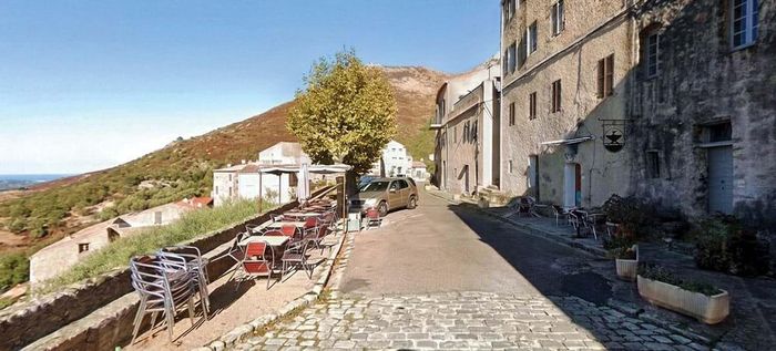 Đường Hui Bon Hoa tại xã Nessa, đảo Corse (Pháp). Ảnh từ Google Maps, 3.2026