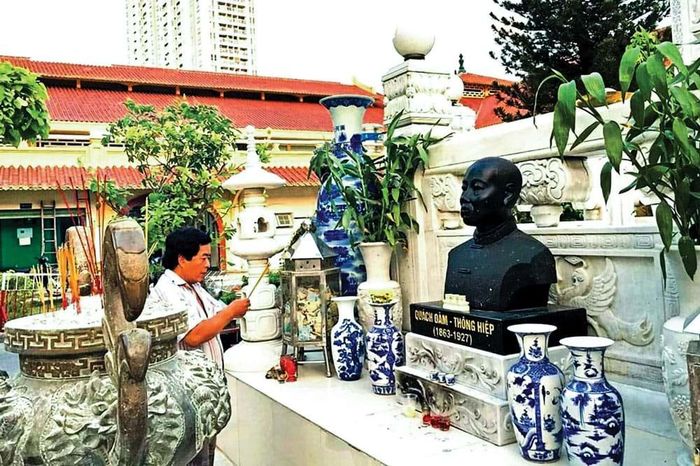 Người dân đến nay vẫn thờ cúng Quách Đàm, người đã xây dựng nên khu chợ biểu tượng của Chợ Lớn. Ảnh: DNSG