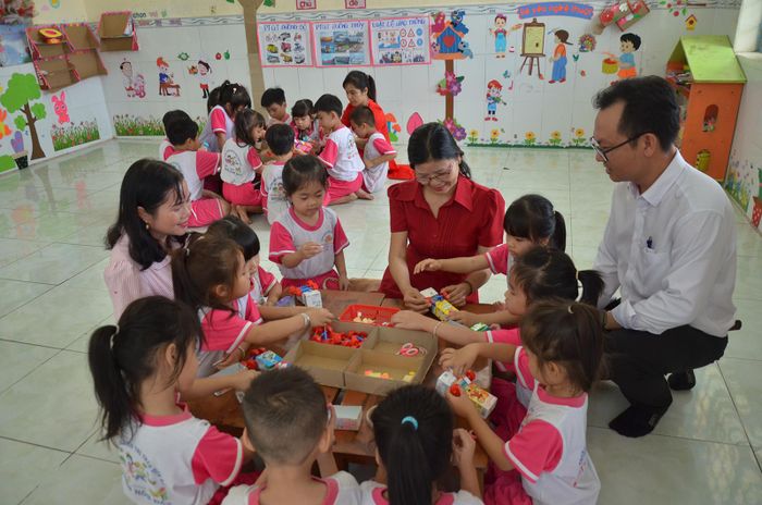 Trẻ lớp lá 3, Trường Mầm non thị trấn Hòn Đất trong tiết thực hành. Ảnh: MI NI