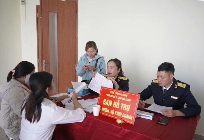 Tổ công tác của Thuế cơ sở 1 (Thuế tỉnh Lai Châu) tư vấn, hướng dẫn cá nhân, hộ kinh doanh về chính sách thuế.