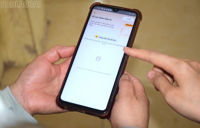  Điều dưỡng Lê Thu Hương hướng dẫn bệnh nhân tích hợp thẻ bảo hiểm y tế và cập nhật thông tin Sổ sức khỏe điện tử trên VNeID. 