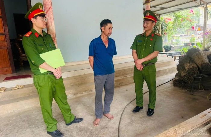Công an xã Châu Quế trực tiếp đến nhà dân tuyên truyền, vận động phòng, chống ma túy.