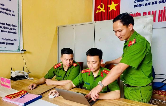 Công an xã trao đổi về việc ứng dụng trí tuệ nhân tạo (AI) trong sáng tạo các sản phẩm tuyên truyền.