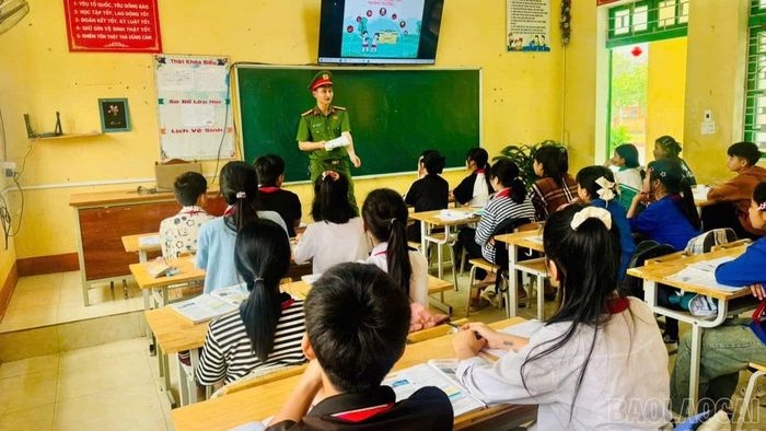 Tuyên truyền về phòng, chống ma túy tại Trường Tiểu học và Trung học cơ sở Châu Quế, xã Châu Quế.