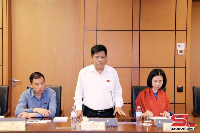 Đại biểu Tráng A Tếnh phát biểu tại phiên thảo luận