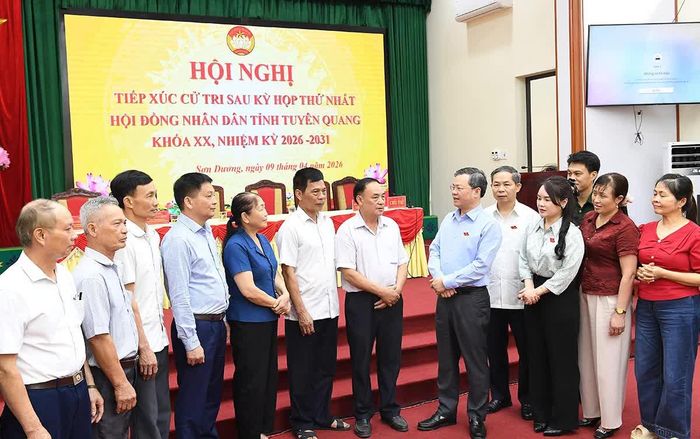 Các đại biểu Tổ đại biểu số 2 HĐND tỉnh trao đổi với cử tri xã Sơn Dương