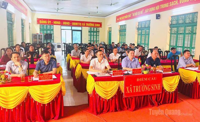 Đại biểu và cử tri dự hội nghị tại điểm cầu xã Trường Sinh.