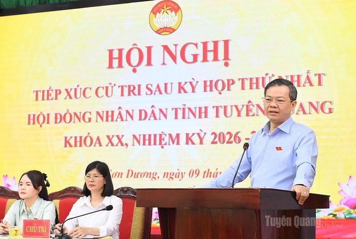 Đồng chí Chủ tịch HĐND tỉnh Nguyễn Văn Sơn phát biểu tại hội nghị.