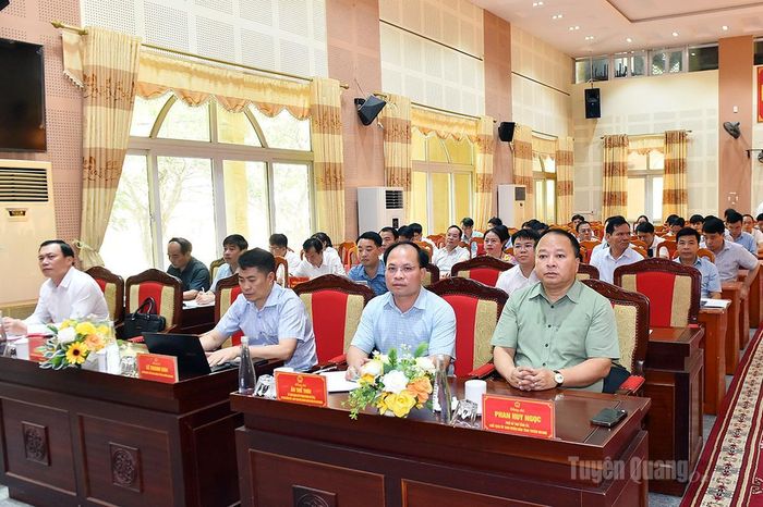 Đồng chí Chủ tịch UBND tỉnh Phan Huy Ngọc và các đại biểu dự buổi làm việc.