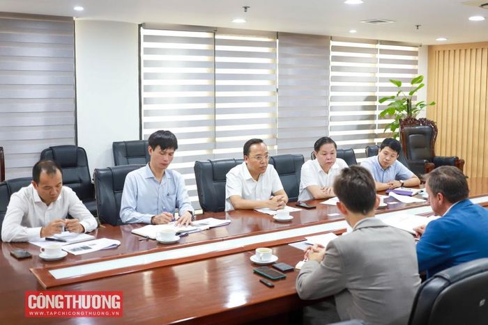 Thứ trưởng Nguyễn Hoàng Long cùng đại diện Cục Điện lực, Vụ Dầu khí và Than đã cung cấp thông tin chi tiết về Điều chỉnh Quy hoạch Điện VIII