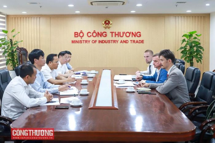 Thứ trưởng Bộ Công Thương Nguyễn Hoàng Long làm việc với đại diện Zarubezhneft và Rosatom