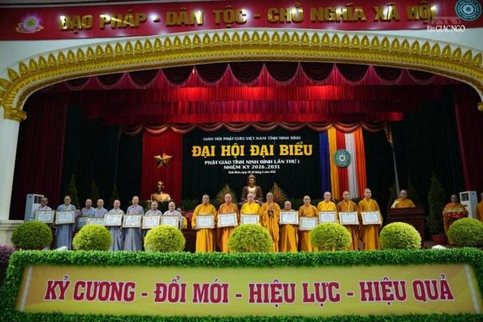 Trung ương GHPGVN tặng Bằng tuyên dương công đức đến các cá nhân