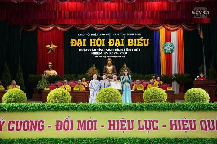 Ủy ban MTTQVN tỉnh Ninh Bình tặng Bằng khen đến tập thể Phân ban Ni giới tỉnh