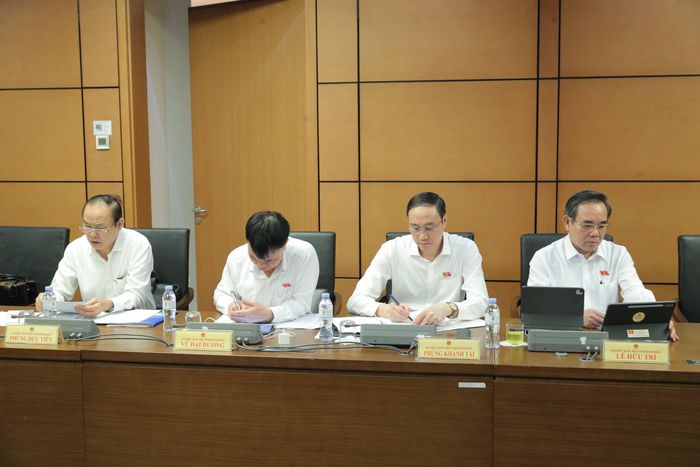 Các đại biểu dự phiên thảo luận Tổ 4.