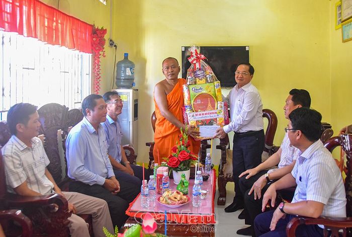 Đồng chí Lê Thanh Triều, tặng quà Tết đến Thượng tọa Thạch Thương, Trụ trì chùa Kim Cấu, phường Vĩnh Trạch.