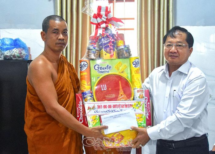 Đồng chí Lê Thanh Triều tặng quà Tết của Tỉnh ủy - HĐND - UBND - Ủy ban MTTQ Việt Nam tỉnh Cà Mau cho Đại đức Trần Rươl - Trụ trì chùa Sala Pô Thi Chum (Trà Kha A, phường Bạc Liêu).