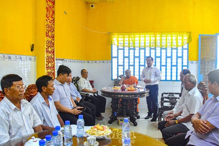 Buổi thăm, chúc Tết Chôl Chnăm Thmây có đông đảo các vị sư sãi, Ban Quản trị chùa, người có uy tín trong đồng bào dân tộc và các gia đình chính sách tham dự.