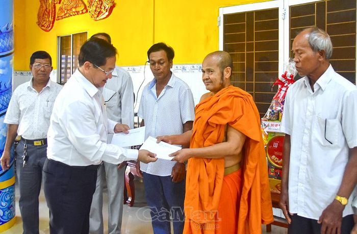 Đồng chí Lê Thanh Triều tặng quà các vị trong Ban Quản trị, Ban Hoằng pháp chùa Khmer Phường 7.