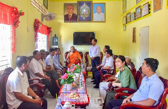Đồng chí Lê Thanh Triều đánh giá cao vai trò của các vị chức sắc, chức việc và người có uy tín trong đồng bào Khmer trong việc vận động phật tử, nhân dân chấp hành tốt chủ trương của Đảng, chính sách, pháp luật của Nhà nước.