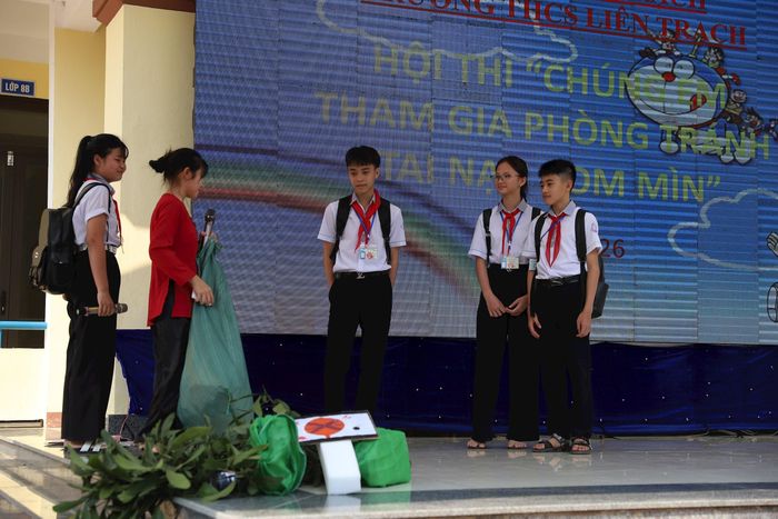 Các em học sinh Trường THCS Liên Trạch diễn tiểu phẩm trong cuộc thi "Chúng em tham gia phòng tránh bom mìn". Ảnh: Quỳnh Dương