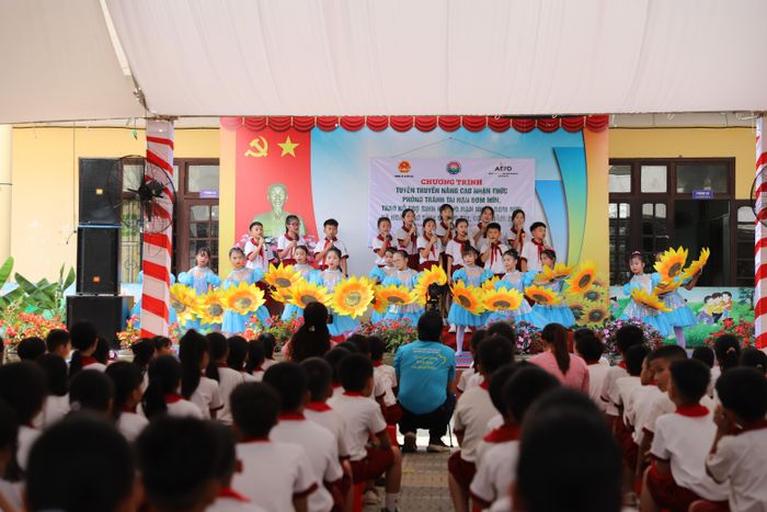 Học sinh Trường Tiểu học Hoàn Lão chuẩn bị bước vào cuộc thi. Ảnh: Quỳnh Dương.