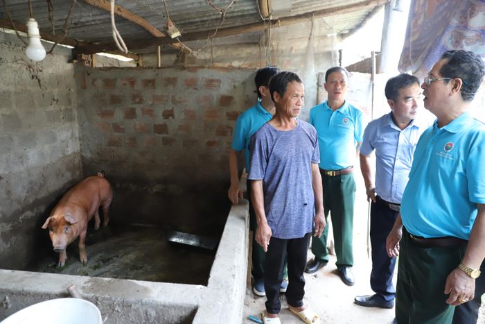 Ông Lê Ngọc Toản bị trúng bom khi đi chăn bò năm 12 tuổi. Ảnh: Quỳnh Dương