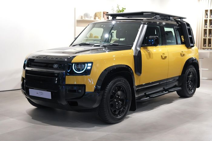 Được phát triển từ biến thể X-Dynamic SE, Defender Trophy Edition có 2 tùy chọn ngoại thất là Trophy Edition 1 với ngoại thất vàng Deep Sandglow Yellow, bên cạnh Trophy Edition 2 mang màu xanh Keswick Green.