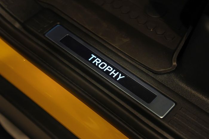 Tương tự ngoại thất, huy hiệu Trophy Edition cũng xuất hiện tại nhiều vị trí nội thất như thanh chịu lực bảng điều khiển hay ốp bệ bước phát sáng.