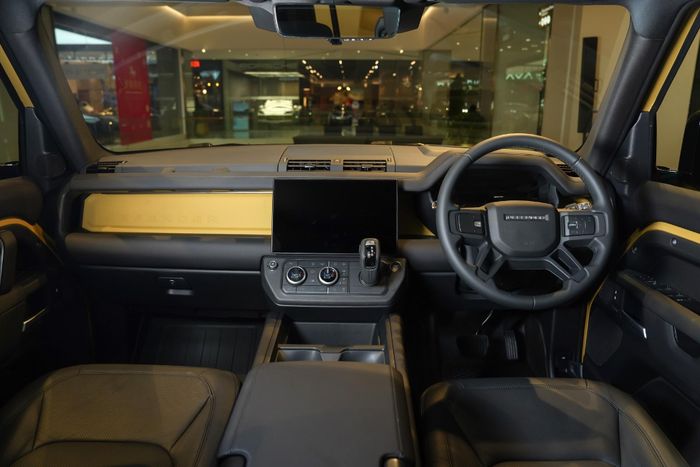 Nội thất của Defender 110 Trophy Edition thừa hưởng những nâng cấp từ bản facelift như bảng đồng hồ kỹ thuật số 12.3 inch và màn hình trung tâm cảm ứng 13.1 inch.