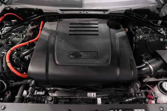 Tại Thái Lan, Defender Trophy Edition được trang bị động cơ PHEV 4 xy-lanh dung tích 2.0L. Kết hợp với các motor điện, công suất của xe đạt mức tối đa 404 mã lực/640 Nm.