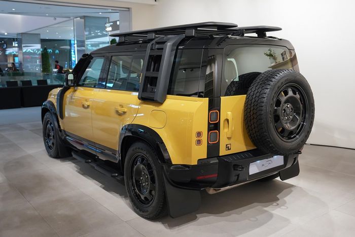 Defender Trophy Edition có kích thước tổng thể 4.758 x 2.008 x 1.967 mm, trục cơ sở 2.794 mm. Khoảng sáng gầm lên đến 291 mm, giúp xe có thể lội nước cao 900 mm.