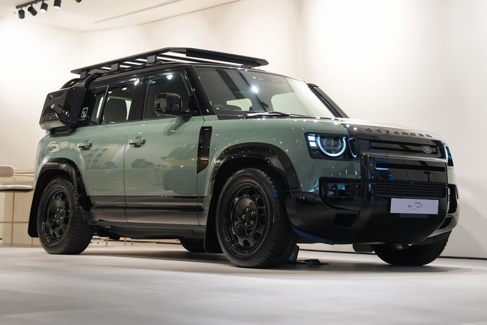 Đi kèm là hộp số 8 cấp tự động và hệ dẫn động 4 bánh toàn thời gian. Phiên bản PHEV có khả năng tăng tốc 0-100 km/h trong 5,6 giây, quãng đường di chuyển thuần điện 43 km.