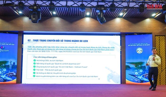 Cán bộ Cục Du lịch Quốc gia Việt Nam hướng dẫn các doanh nghiệp sử dụng các phần mềm, nền tảng số phục vụ quản lý và kinh doanh tại buổi tập huấn