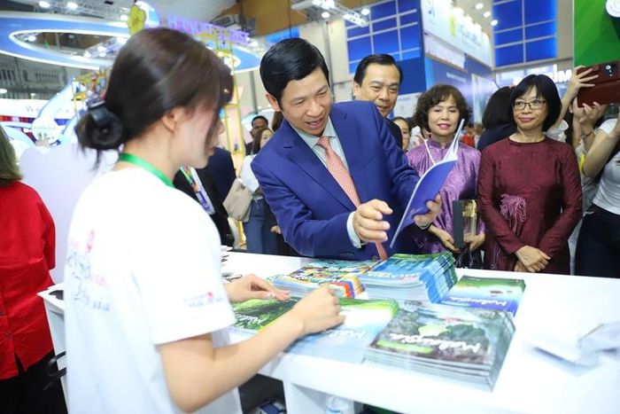 Các đại biểu tham quan các gian hàng tại Hội chợ Du lịch quốc tế Việt Nam. Ảnh: VGP/MT