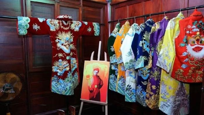 Trang phục trong tín ngưỡng thờ Mẫu Tam phủ trưng bày tại triển lãm.