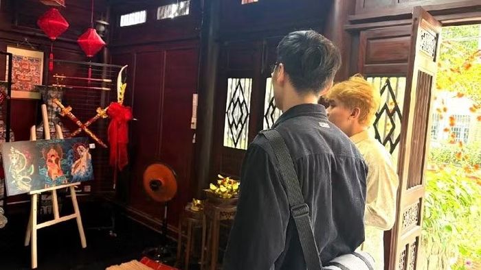 Triển lãm thu hút sự quan tâm của nhiều bạn trẻ.