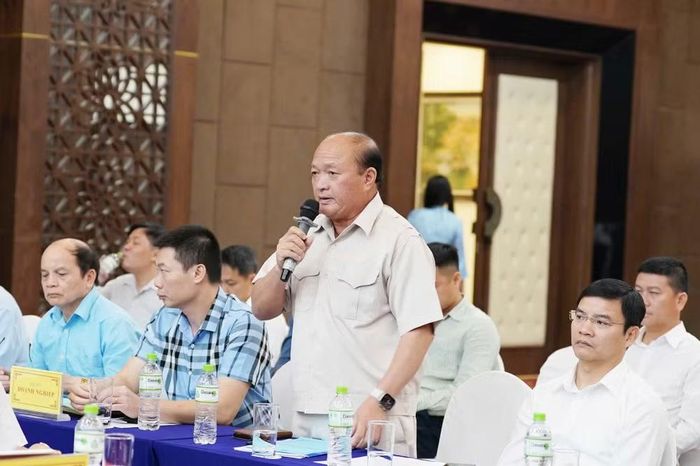 Lãnh đạo Công ty Trách nhiệm hữu hạn Huy Hoàng nêu một số kiến nghị tại hội nghị.