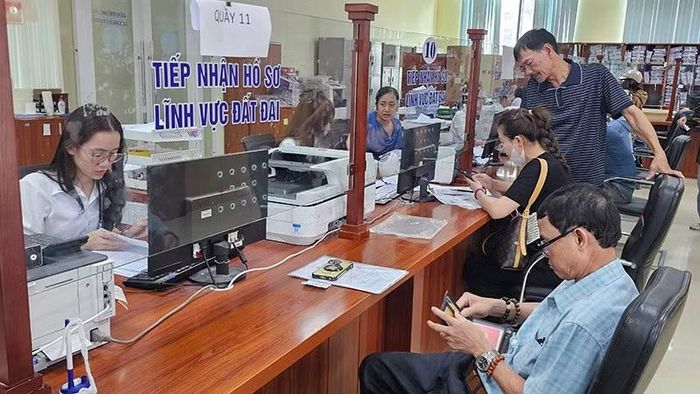 Người dân làm thủ tục hành chính liên quan đất đai ở phường Hạc Thành.