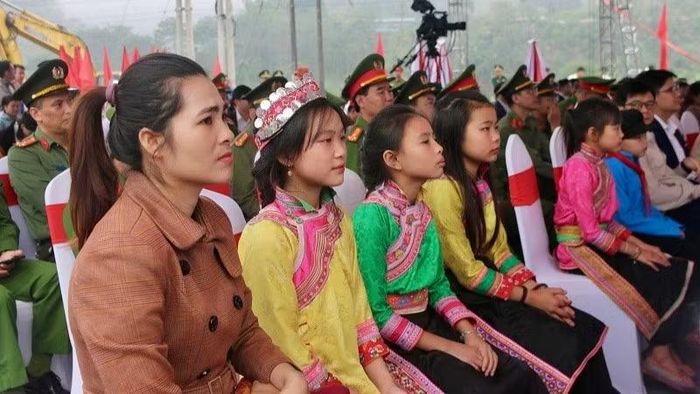 Học sinh con em đồng bào các dân tộc thiểu số xã Na Sang dự khởi công xây dựng Trường nội trú liên cấp trên địa bàn.